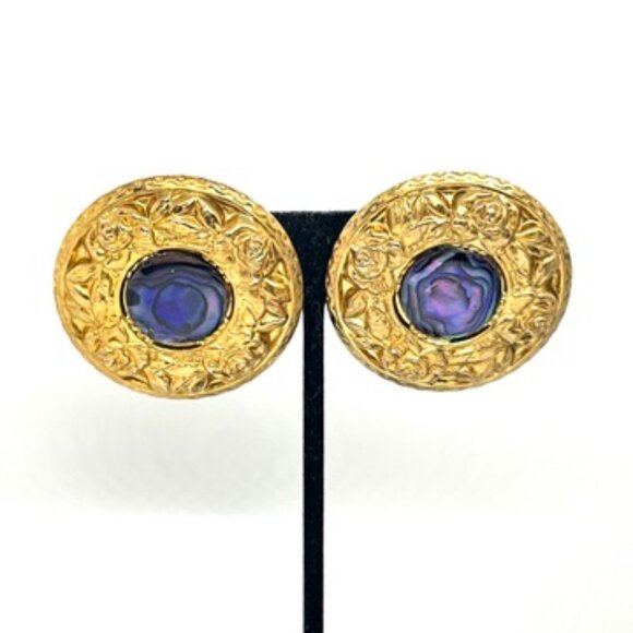 VINTAGE BUTLER ORNATE GOLD TONE LARGE DISC FLORAL EARRINGS PURPLE RESIN ROUND - Picture 3 of 15